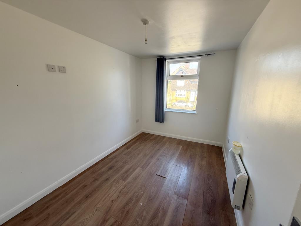 Lot: 47 - WELL PRESENTED TWO-BEDROOM FLAT - Bedroom